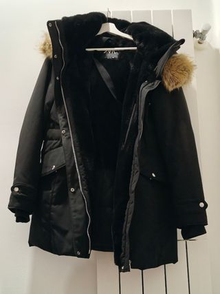 Parka Zara Negra con Capucha y Pelo
