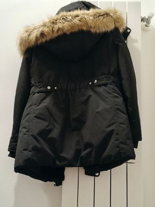 Parka Zara Negra con Capucha y Pelo
