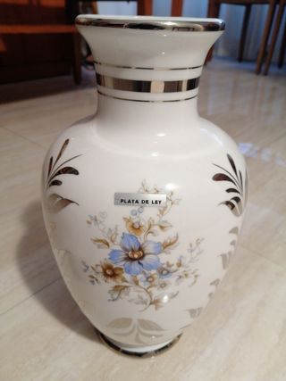 Jarrón de ceramica blanco pintado en plata