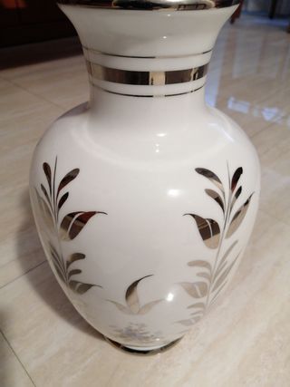 Jarrón de ceramica blanco pintado en plata