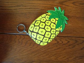 Llavero monedero piña tropical