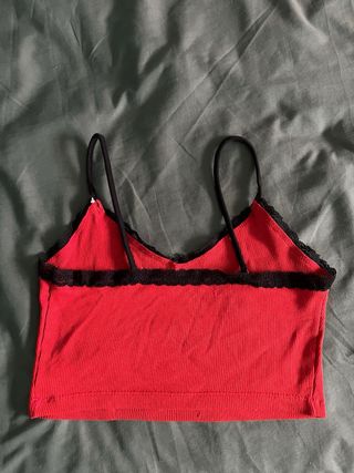 Top rojo con dragón y encaje