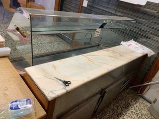 Mostrador de despacho con neveras