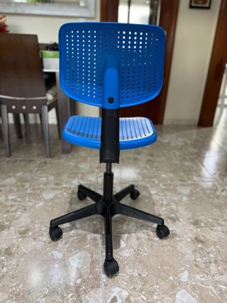 Silla de oficina azul y negra