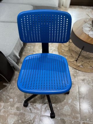 Silla de oficina azul y negra