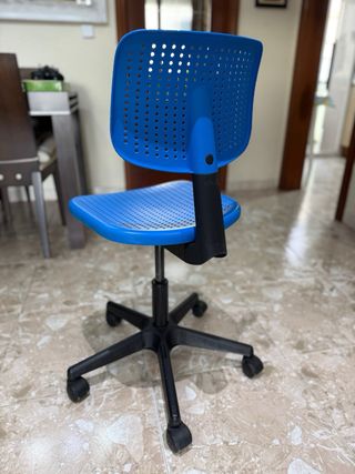 Silla de oficina azul y negra