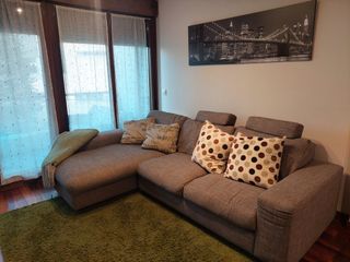 Sofá chaiselongue Fama, muy comodo, con 4 cojines