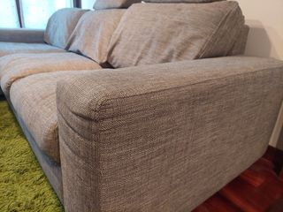 Sofá chaiselongue Fama, muy comodo, con 4 cojines