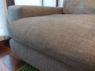 Sofá chaiselongue Fama, muy comodo, con 4 cojines