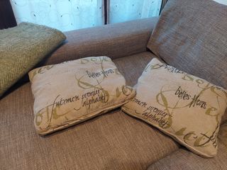 Sofá chaiselongue Fama, muy comodo, con 4 cojines