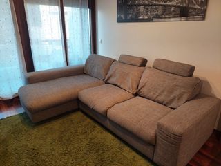 Sofá chaiselongue Fama, muy comodo, con 4 cojines