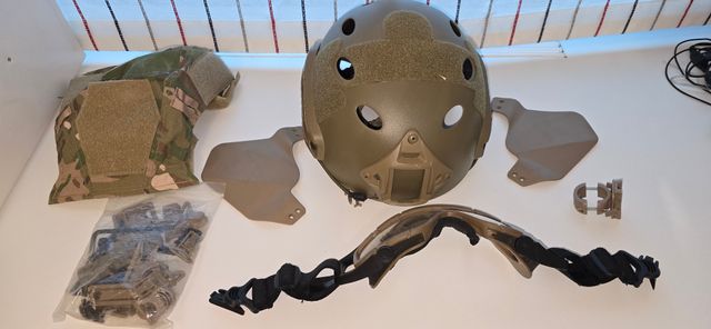 Casco tattico FAST con accessori