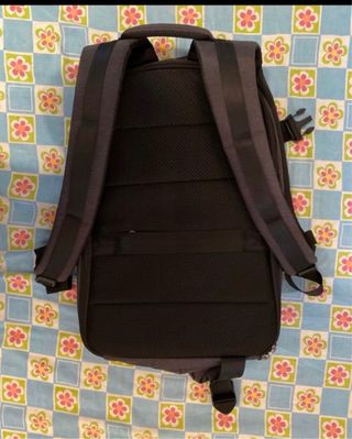 Mochila gris multiusos con bolsillos