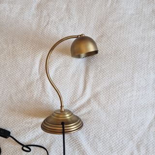 Lámpara de banquero dorada de metal