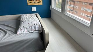 Mueble juvenil madera color beige y marrón
