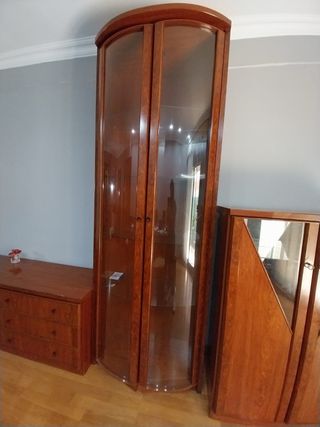 Vitrina alta de madera y cristal