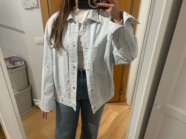 Chaqueta vaquera oversized con flores bordadas