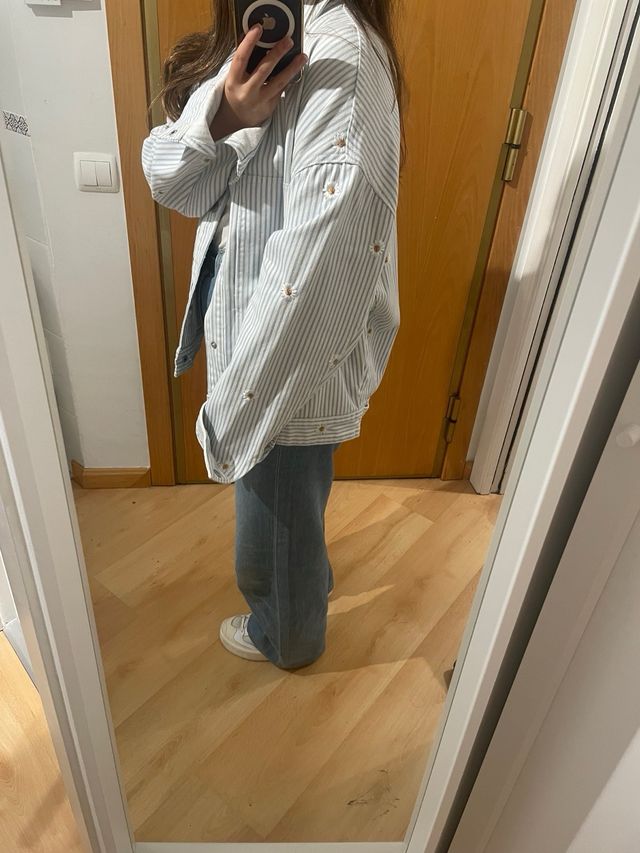 Chaqueta vaquera oversized con flores bordadas