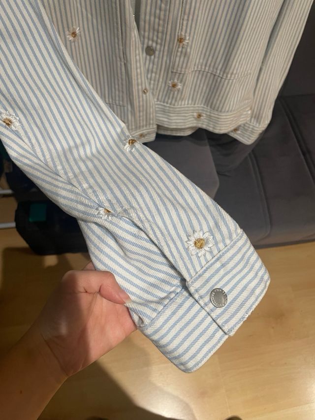 Chaqueta vaquera oversized con flores bordadas