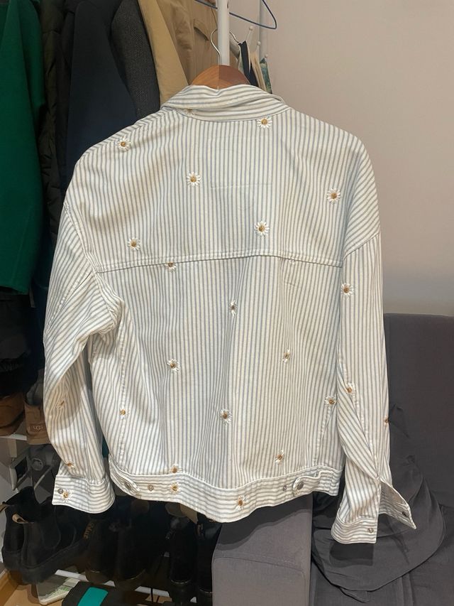 Chaqueta vaquera oversized con flores bordadas