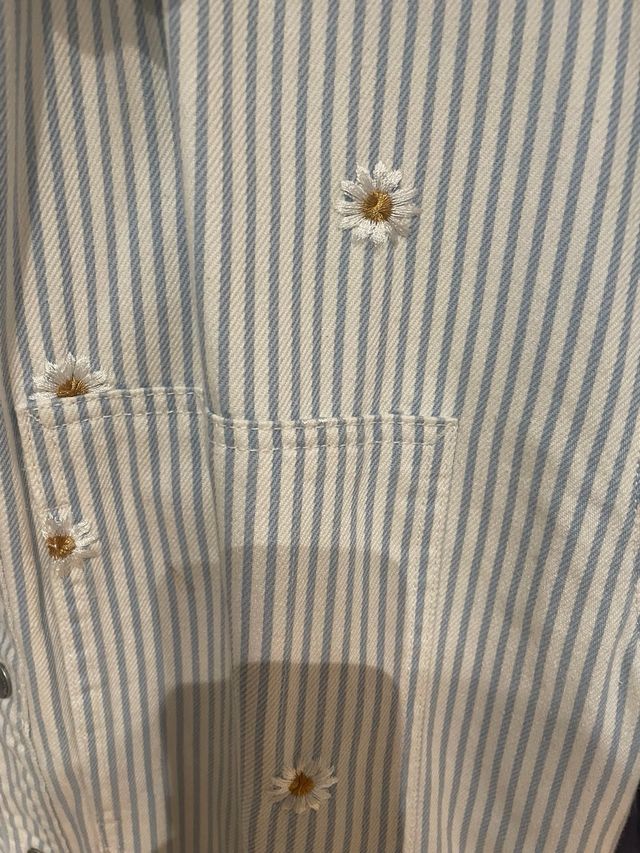 Chaqueta vaquera oversized con flores bordadas