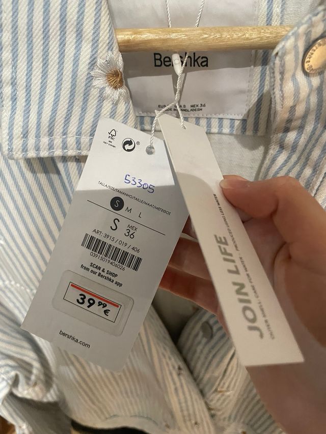 Chaqueta vaquera oversized con flores bordadas