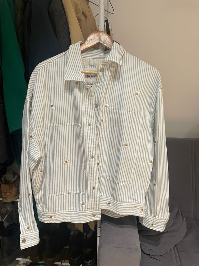 Chaqueta vaquera oversized con flores bordadas