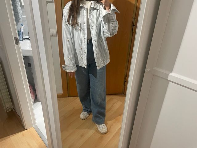 Chaqueta vaquera oversized con flores bordadas