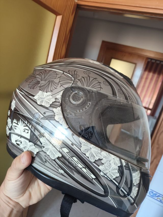 Casco de moto con diseño floral