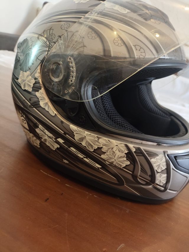 Casco de moto con diseño floral