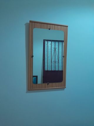 Espejo de pared con marco de madera