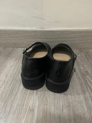 Zapatos negros de tacón para mujer