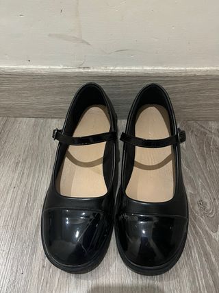 Zapatos negros de tacón para mujer