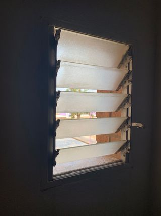 Ventana celosía orientable de cristal