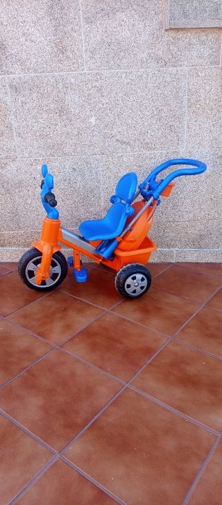 Triciclo infantil naranja y azul