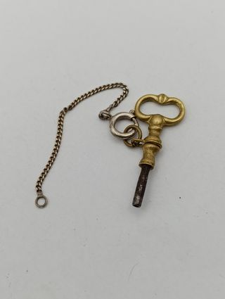 Llave de reloj antigua con cadena