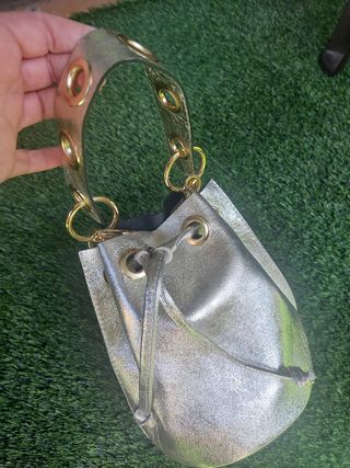 Bolso dorado con ojales