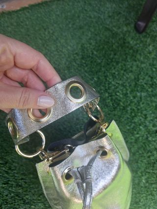 Bolso dorado con ojales
