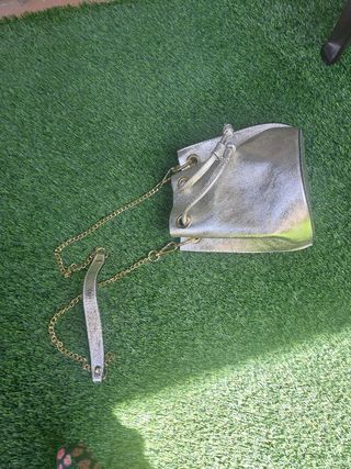 Bolso dorado con ojales