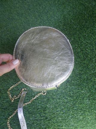 Bolso dorado con ojales