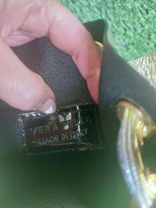 Bolso dorado con ojales