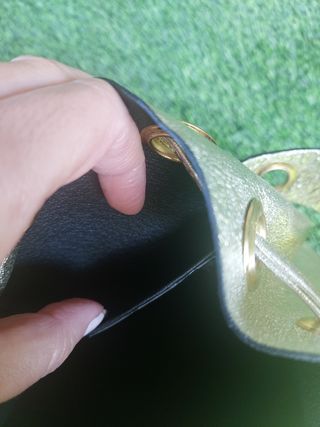 Bolso dorado con ojales