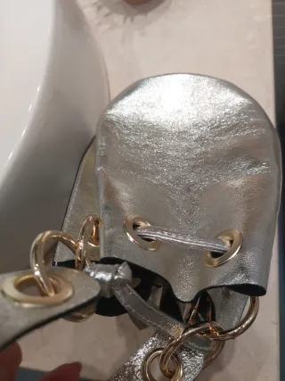 Bolso dorado con ojales