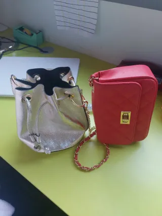 Bolso dorado con ojales