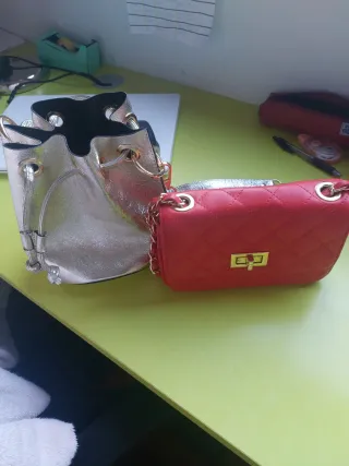 Bolso dorado con ojales
