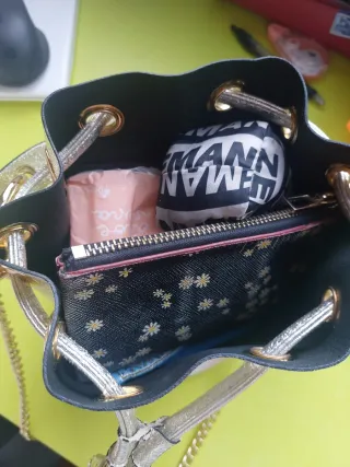 Bolso dorado con ojales