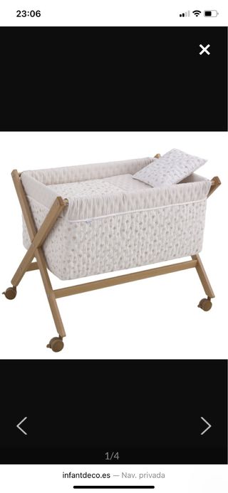 Minicuna beige con patas de madera y ruedas