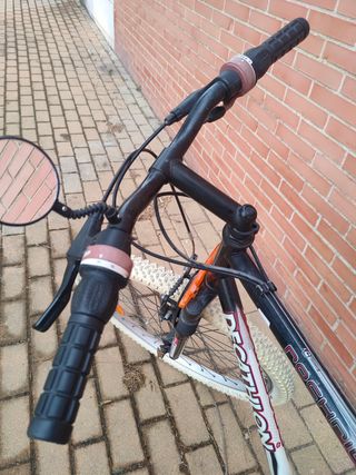 Bicicleta Decathlon Rockrider Blanca y Negra