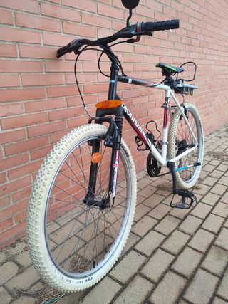 Bicicleta Decathlon Rockrider Blanca y Negra