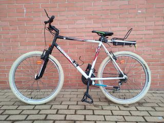 Bicicleta Decathlon Rockrider Blanca y Negra